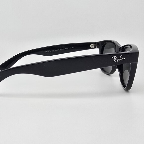 Ray-Ban RB2132 90158 Wayfarer Black Frame Polarized G-15 Green Lens Sunglasses - Picture 5 of 13